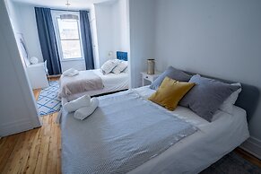 Stunning 2 Bedroom Apt! 3mins Walk From CDN Metro