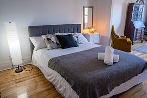 Stunning 2 Bedroom Apt! 3mins Walk From CDN Metro