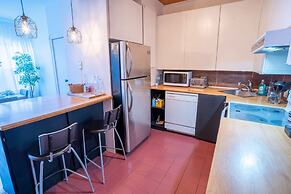 Stunning 2 Bedroom Apt! 3mins Walk From CDN Metro