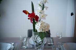 Stunning 2 Bedroom Apt! 3mins Walk From CDN Metro