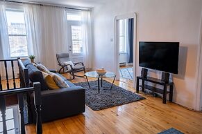 Stunning 2 Bedroom Apt! 3mins Walk From CDN Metro