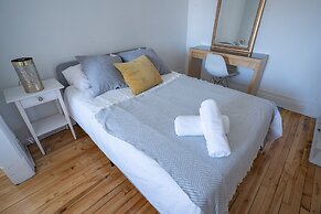 Stunning 2 Bedroom Apt! 3mins Walk From CDN Metro