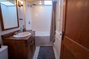 Stunning 2 Bedroom Apt! 3mins Walk From CDN Metro