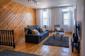 Stunning 2 Bedroom Apt! 3mins Walk From CDN Metro