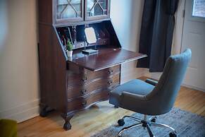 Stunning 2 Bedroom Apt! 3mins Walk From CDN Metro