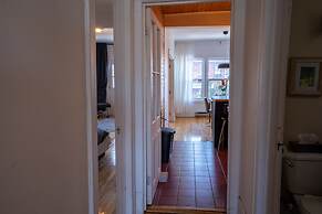 Stunning 2 Bedroom Apt! 3mins Walk From CDN Metro