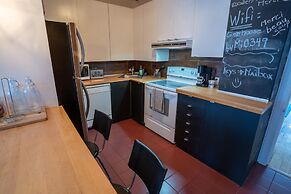 Stunning 2 Bedroom Apt! 3mins Walk From CDN Metro