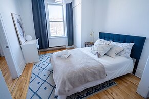 Stunning 2 Bedroom Apt! 3mins Walk From CDN Metro