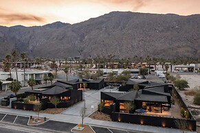 Blackhaus Suites by AvantStay – Modern Comfort in Downtown Palm Spring