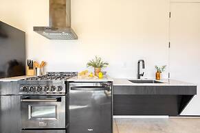 Blackhaus Suites by AvantStay – Modern Comfort in Downtown Palm Spring