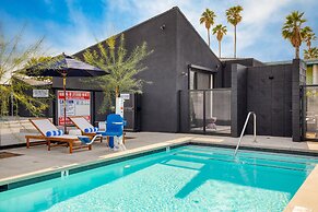 Blackhaus Suites by AvantStay – Modern Comfort in Downtown Palm Spring