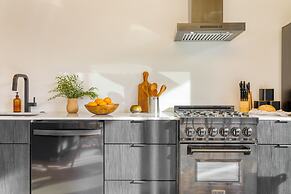 Blackhaus Suites by AvantStay – Modern Comfort in Downtown Palm Spring