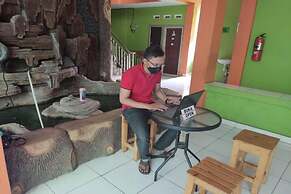 OYO 90706 Kost Alam Jaya Syariah