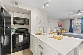Stylish Modern Studio Close to Downtown and Domain