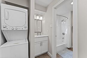 Stylish Modern Studio Close to Downtown and Domain