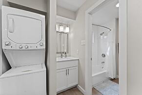 Stylish Modern Studio Close to Downtown and Domain