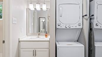 Stylish Modern Studio Close to Downtown and Domain