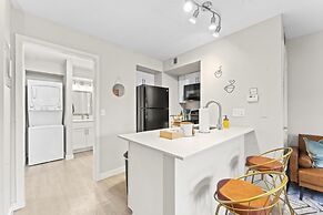 Stylish Modern Studio Close to Downtown and Domain