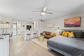 Stylish Modern Studio Close to Downtown and Domain