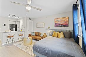 Stylish Modern Studio Close to Downtown and Domain