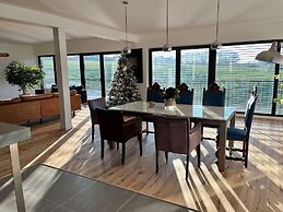 House - Sleeps 8 - Pets Ok - Garden - Parking