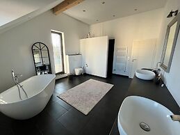 House - Sleeps 8 - Pets Ok - Garden - Parking