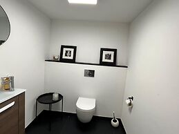 House - Sleeps 8 - Pets Ok - Garden - Parking