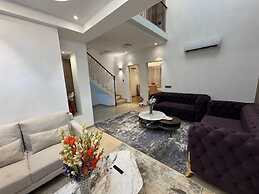 Luxuryhouse-3br-free Car & Driver-balcony-wifi