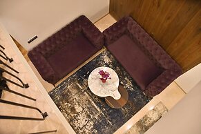 Luxuryhouse-3br-free Car & Driver-balcony-wifi