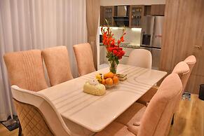 Luxuryhouse-3br-free Car & Driver-balcony-wifi