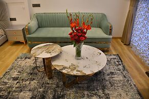 Luxuryhouse-3br-free Car & Driver-balcony-wifi