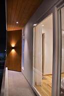 Luxuryhouse-3br-free Car & Driver-balcony-wifi