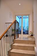 Luxuryhouse-3br-free Car & Driver-balcony-wifi