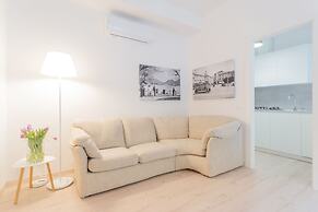 Via Crispi in Como With 1 Bedrooms and 1 Bathrooms
