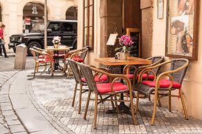 Theatre 9 Apartment by Adrez Living