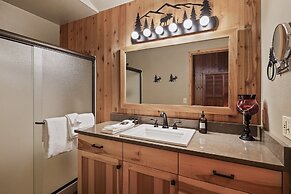 14 Mt Hood Lane 3 Bedroom Home by RedAwning