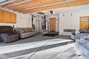 14 Mt Hood Lane 3 Bedroom Home by RedAwning