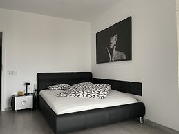 Beautiful Penthouse Lakeview W18