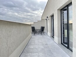 Unique Penthouse Lakeview W19