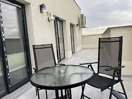 Unique Penthouse Lakeview W19