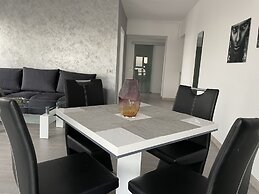 Unique Penthouse Lakeview W19