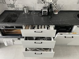 Unique Penthouse Lakeview W19