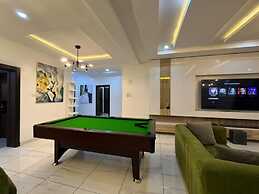 Lovely 3-bed With a Pool Next to Four Point