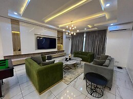 Lovely 3-bed With a Pool Next to Four Point
