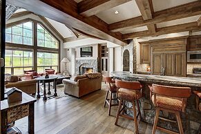 Golden Peak Luxury 4 BR Penthouse - Ski-in/out! by RedAwning - Save 20
