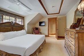 Golden Peak Luxury 4 BR Penthouse - Ski-in/out! by RedAwning - Save 20