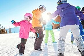 Golden Peak Luxury 4 BR Penthouse - Ski-in/out! by RedAwning - Save 20