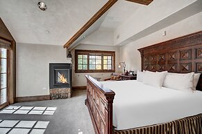 Golden Peak Luxury 4 BR Penthouse - Ski-in/out! by RedAwning - Save 20