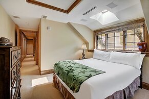 Golden Peak Luxury 4 BR Penthouse - Ski-in/out! by RedAwning - Save 20