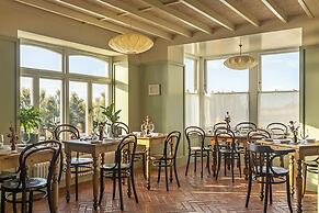 Fort Road Hotel